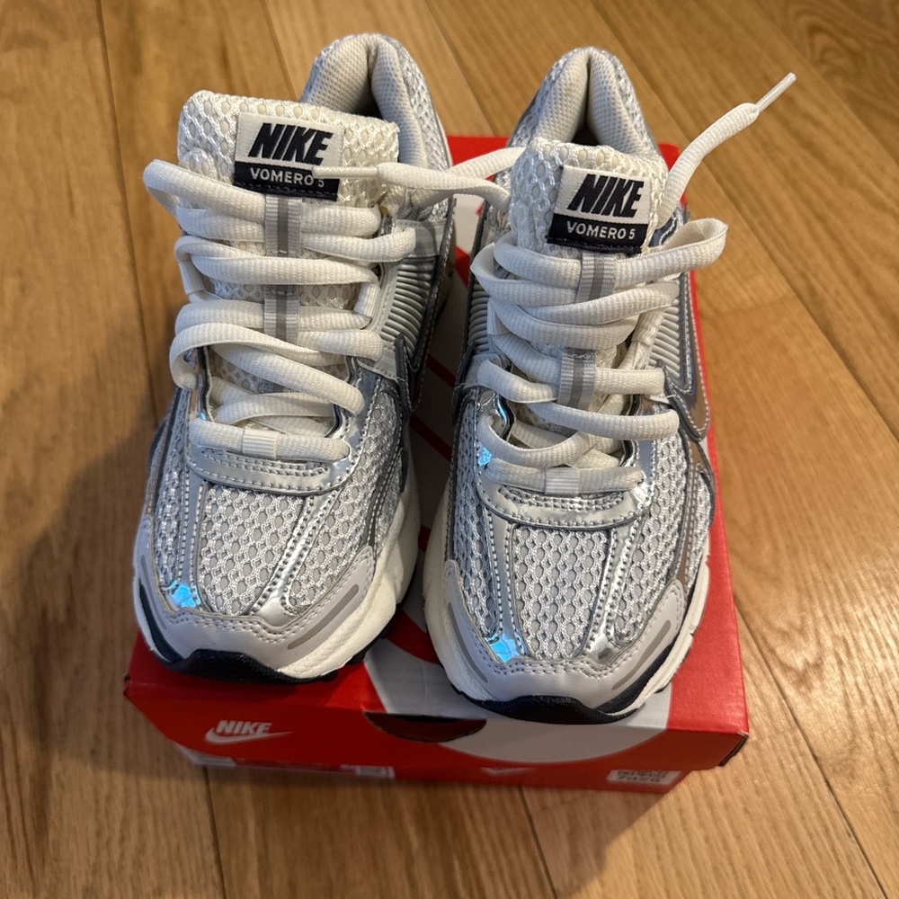 Nike Gray Sneakers with White Accents and Breathable Mesh